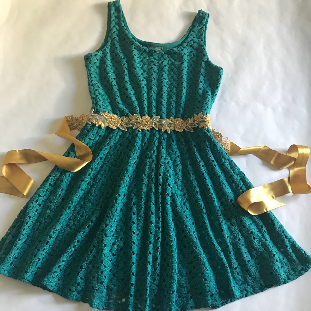 🔥QUICK SALE!🔥 - PRETTY AND CUTE GREEN LACE DRESS